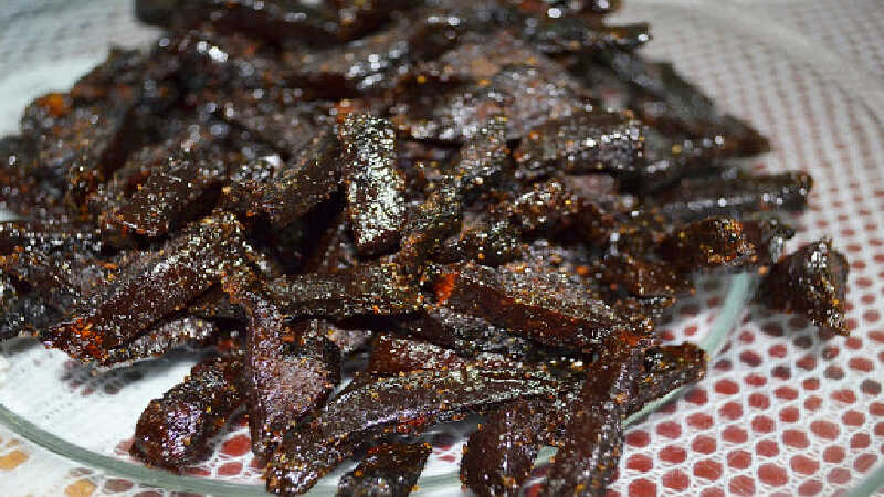 What is black beef jerky made from? How to dry black beef with salad at home is simple