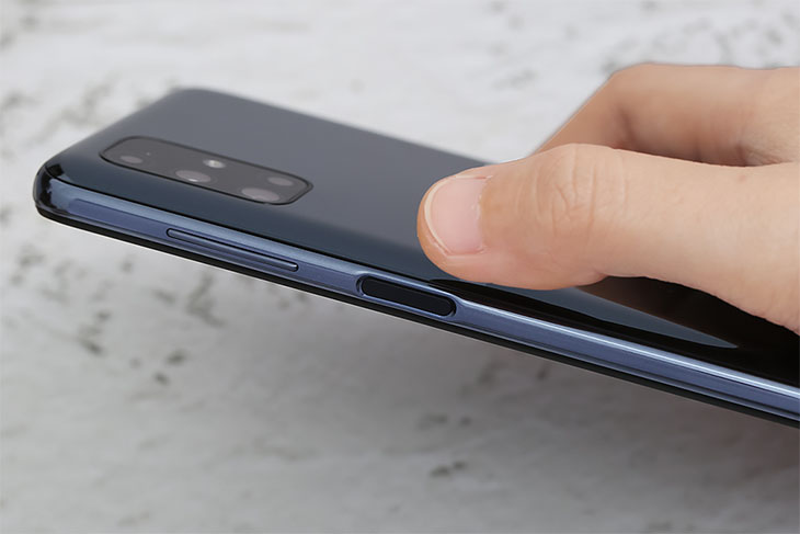 Cảm biến vân tay tích hợp với phím nguồn bên hông điện thoại Galaxy M51