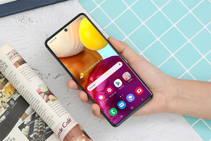 Màn hình Super AMOLED Infinity-O đem lại trải nghiệm tốt