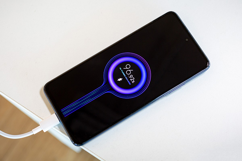 Công nghệ sạc nhanh trên Mi 10T Lite cũng rất hữu ích với viên pin 4.820 mAh này