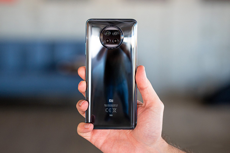 Mặt lưng kính cường lực Gorilla Glass tạo cảm giác sang trọng cho Mi 10T Lite