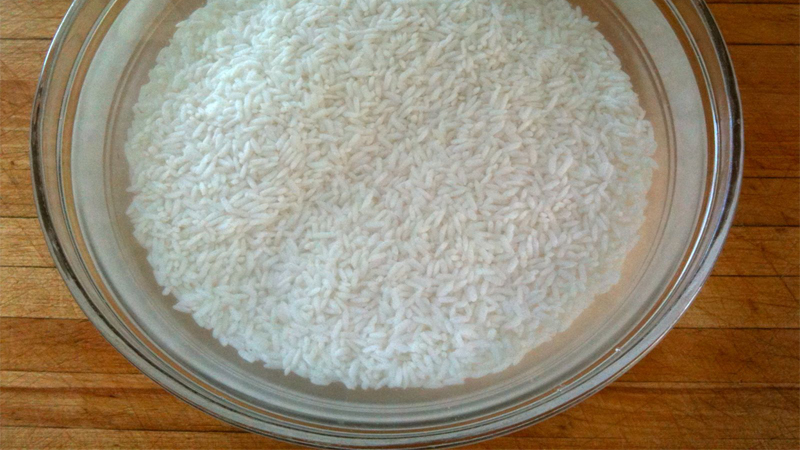 Soaking glutinous rice in ash water