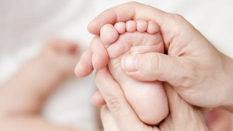Massage chân cho trẻ sơ sinh