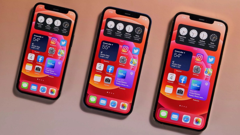 Do cung vượt quá cầu nên giá màn hình OLED cho smartphone giảm, tuy nhiên có một yếu tố tích cực đến từ Apple