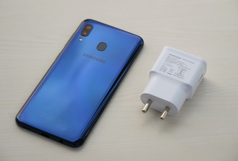 Với sạc nhanh 15W, Galaxy A20 mất chưa đầy 2 giờ để sạc đầy viên pin 4.000 mAh