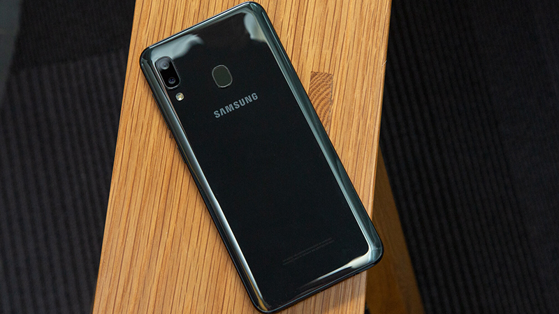 Mặt lưng nhựa giả kính của Galaxy A20 rất dễ bị trầy xước.