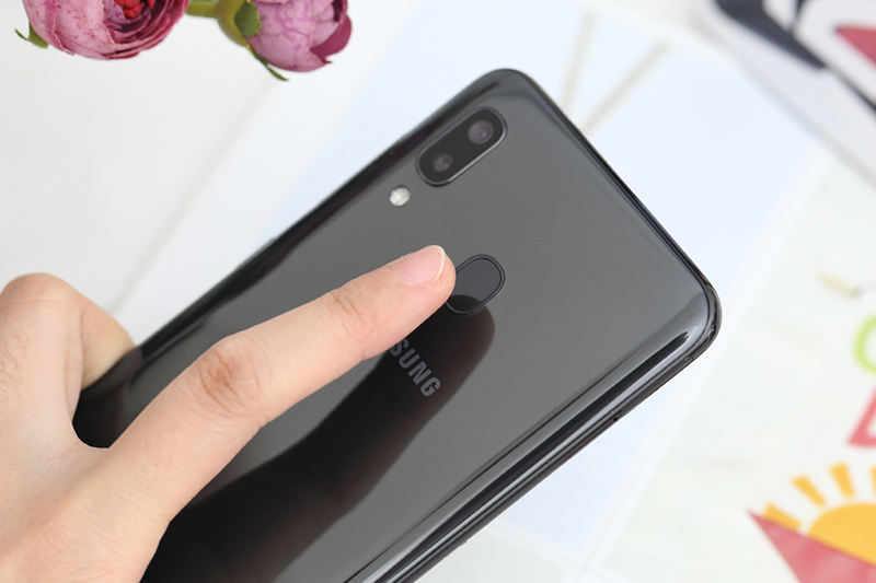 Mở khóa bằng vân tay đôi lúc có độ trễ nhưng không đáng kể