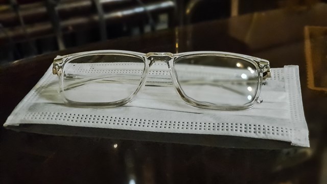 Có nên sử dụng phụ kiện hay sản phẩm đặc biệt nào để tránh mắt kính bị mờ khi đeo khẩu trang không?