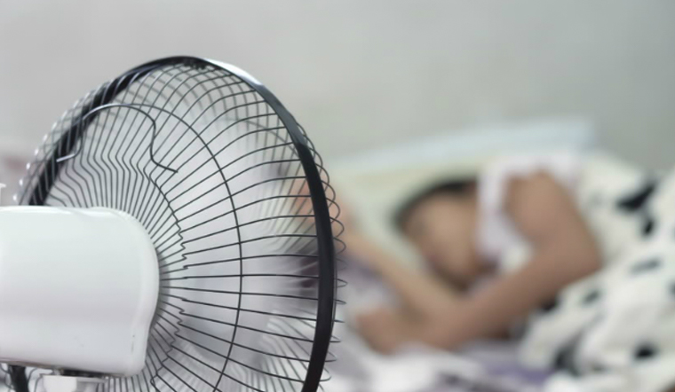 Ngủ để quạt ở dưới chân hay bên hông, trên trần sẽ tốt hơn?