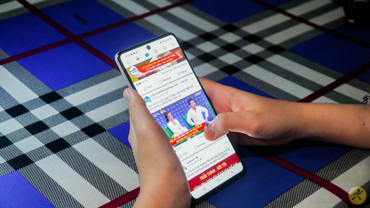 Lướt Facebook vui vui một tí trước khi đi ngủ nào