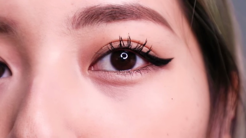 Kẻ mắt là một trong những kỹ năng trang điểm cơ bản. Với kỹ thuật kẻ mắt đúng cách, bạn hoàn toàn có thể mang lại cho đôi mắt của mình vẻ đẹp quyến rũ và thập giá.