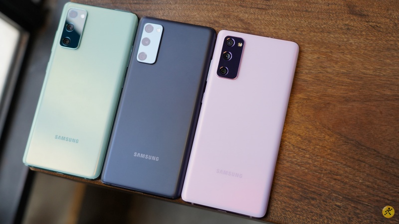 Dòng Galaxy S21 có thể chuyển sang mặt lưng bằng nhựa polycarbonate như trên Galaxy Note 20 và Galaxy S20 FE