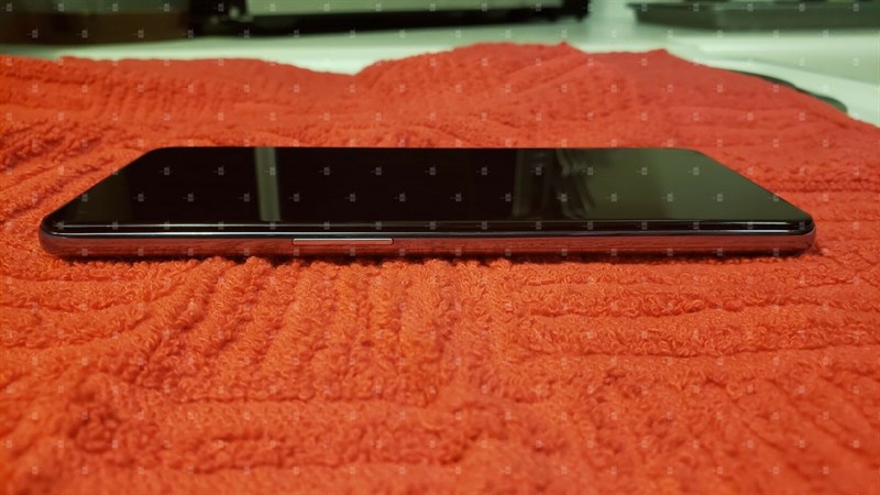 Cạnh trái của OnePlus 9 5G