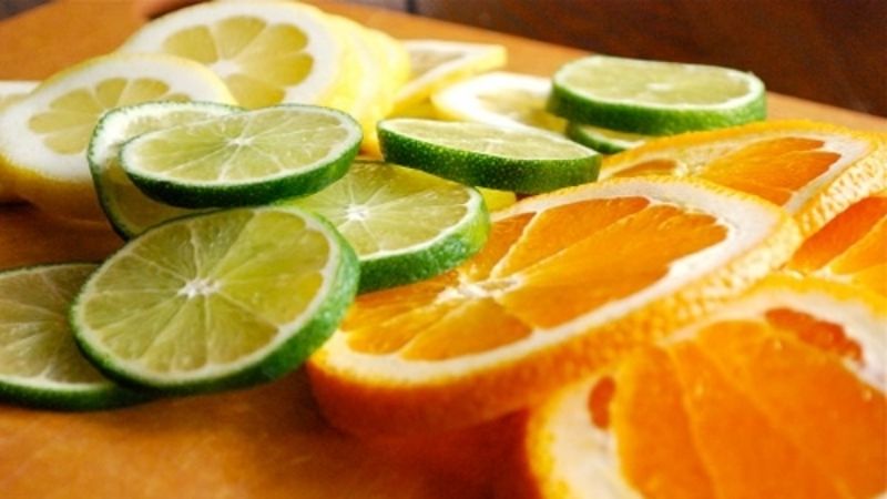 Chữa đau dạ dày bằng nước cam hoặc chanh