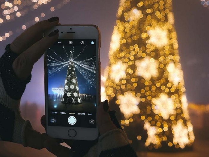 Bí kíp tạo dáng chụp ảnh với cây thông Noel 'Hot' nhất năm 2020
