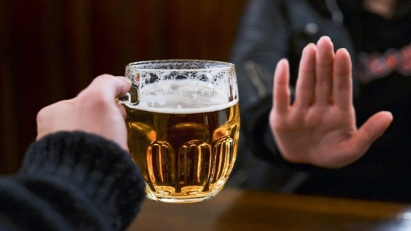 Rối loạn tiền đình nên tránh uống rượu, bia