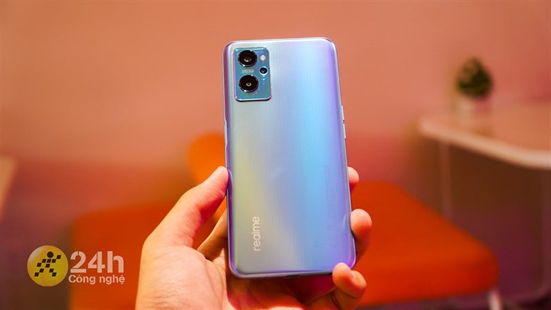 Cảm giác cầm Realme 9i khá thoải mái nhờ vào nhiều chi tiết được bo tròn mềm mại