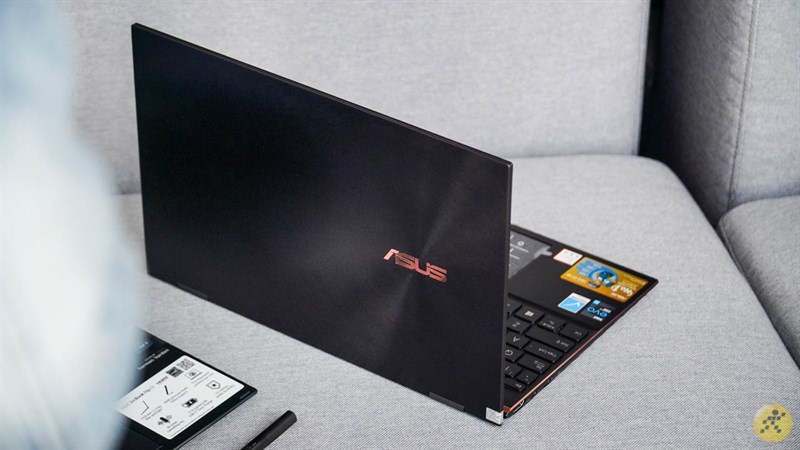 Trên tay ASUS ZenBook Flip S UX371: Màn hình OLED 4K đẹp mắt và sắc nét là điểm nhấn sáng giá nhất