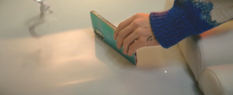 Thánh soi công nghệ: OPPO Reno5 bất ngờ xuất hiện ở cuối MV Chúng ta của hiện tại của Sơn Tùng M-TP, bạn có phát hiện ra?