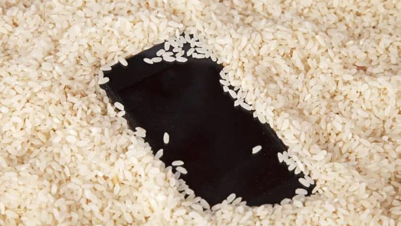 Ngừng bỏ điện thoại vào hũ gạo để hút ẩm