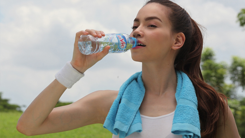 Không nên uống nhiều nước trước và trong lúc chạy sẽ giúp giảm xóc hông