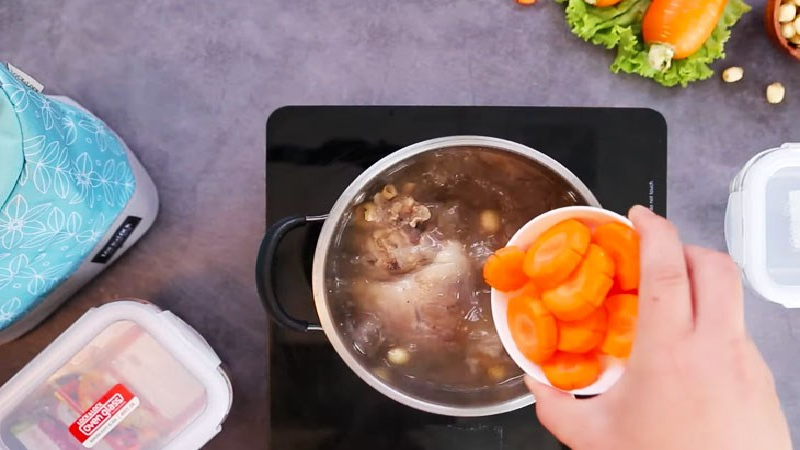 Cho cà rốt vào nồi canh