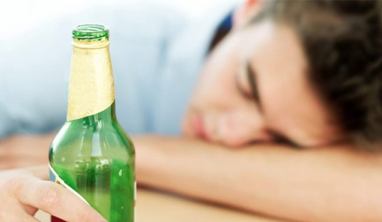 Tại sao một số người uống mấy lon bia không say, có người một ngụm là 'quắc'?