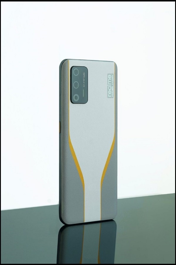 Lộ ảnh render của Realme Race với mặt lưng làm từ da, cụm camera 64 MP