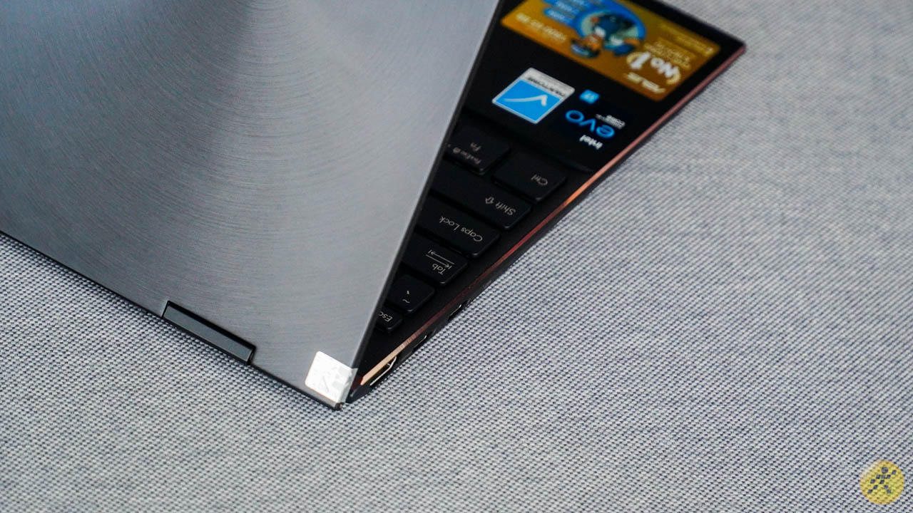 Góc máy của ASUS ZenBook Flip S UX371