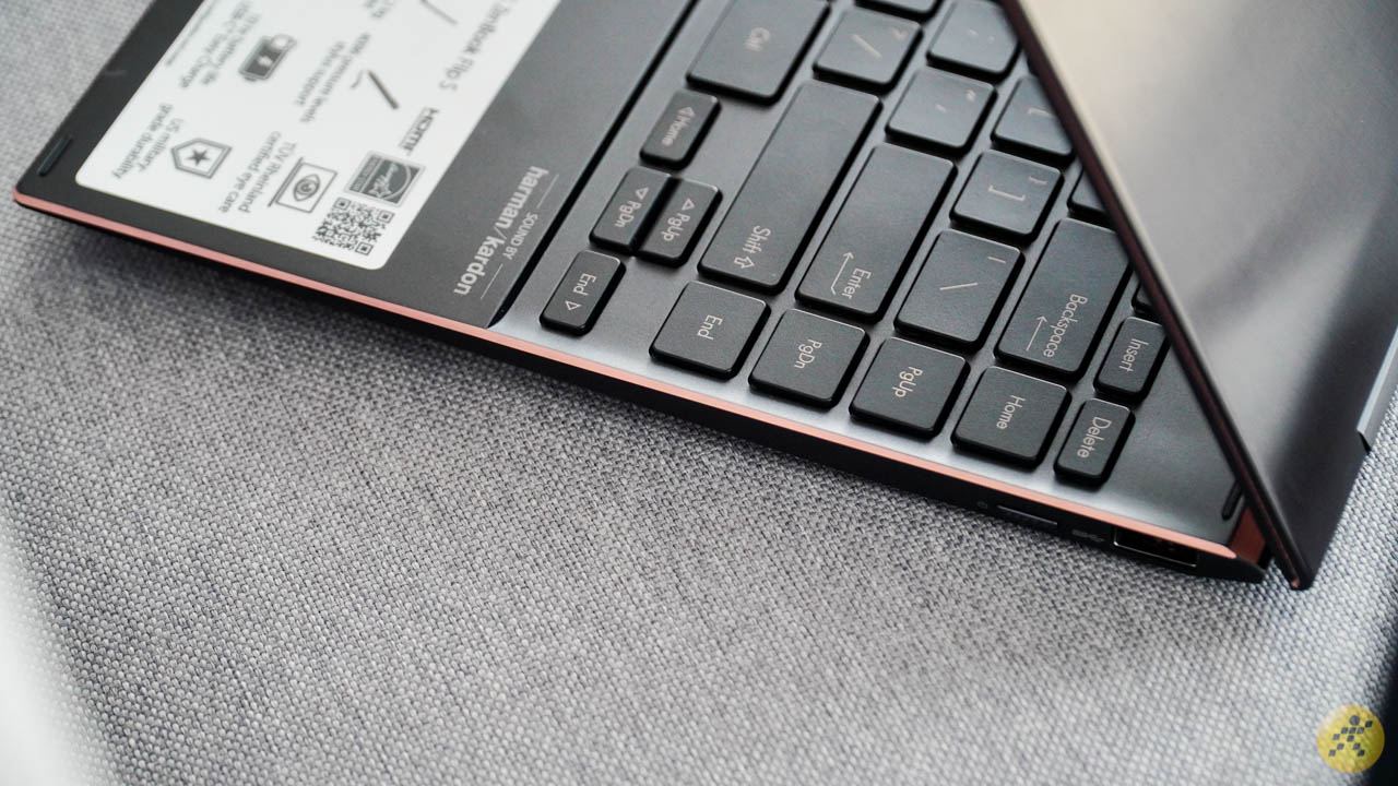 Viền cạnh xung quanh của ASUS ZenBook Flip S UX371