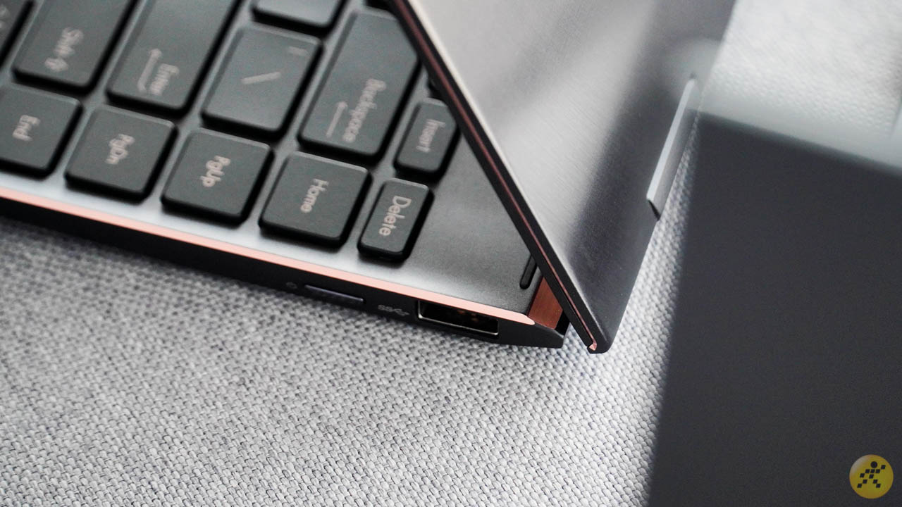 Viền cạnh ASUS ZenBook Flip S UX371 có màu vàng đồng đẹp mắt