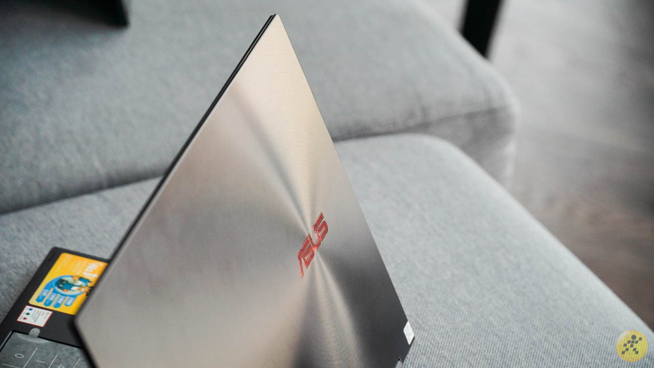 Cận cảnh mặt lưng của ASUS ZenBook Flip S UX371