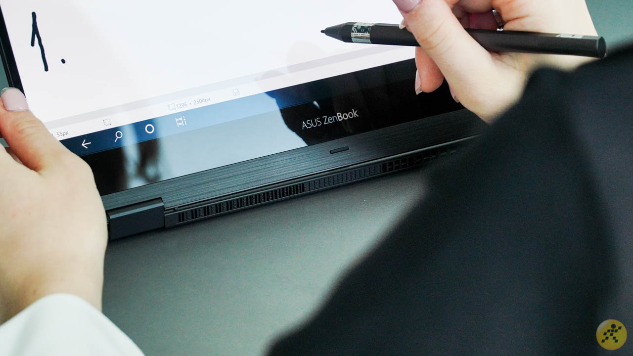 VIền cạnh dưới màn hình của ASUS ZenBook Flip S UX371