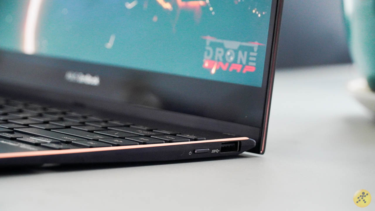 Cạnh phải của ASUS ZenBook Flip S UX371