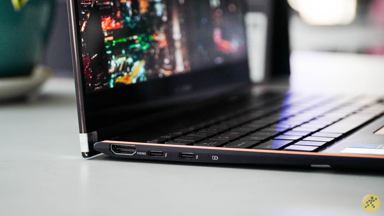 Cạnh trái của ASUS ZenBook Flip S UX371