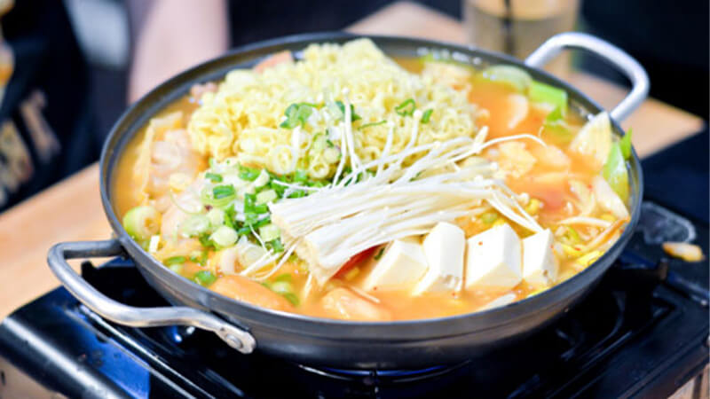 Nấu lẩu tokbokki Hàn Quốc đơn giản
