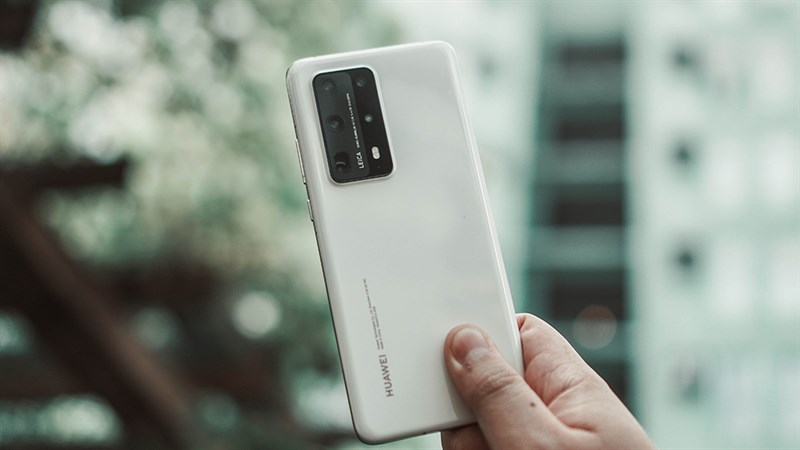 Mặt lưng của Huawei P40 Pro Plus được làm bằng chất liệu gốm giúp tăng độ bền.