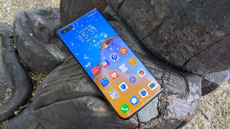 Màn hình Huawwei P40 Pro Plus hiển thị ngoài trời rất tốt.