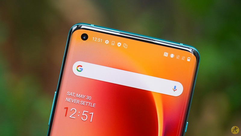 OnePlus 9 lộ ảnh thực tế với camera đục lỗ, hỗ trợ sạc ngược không dây OnePlus 9 lộ ảnh thực tế với camera đục lỗ, hỗ trợ sạc ngược không dây