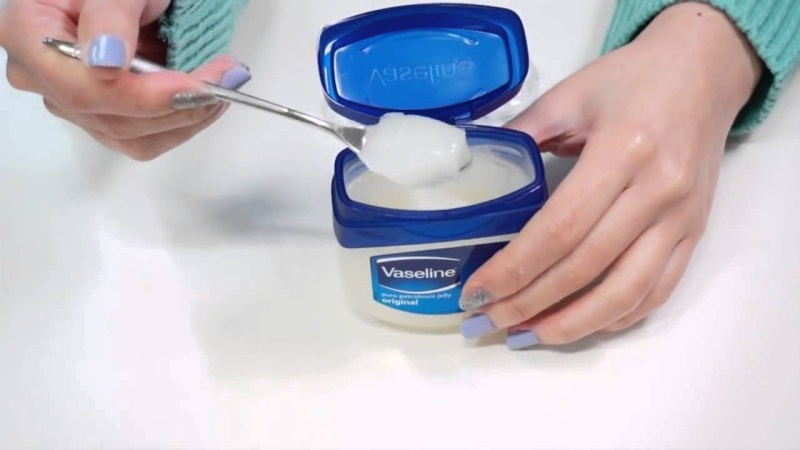 How to properly moisturize the skin with Vaseline