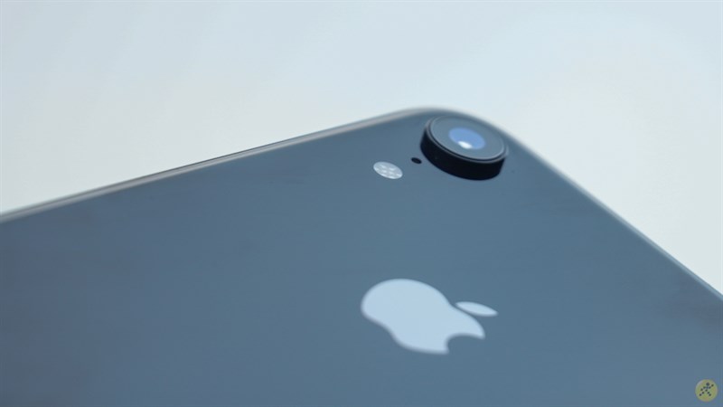 Cụm camera và logo quả táo cắn dỡ trên chiếc iPhone XR