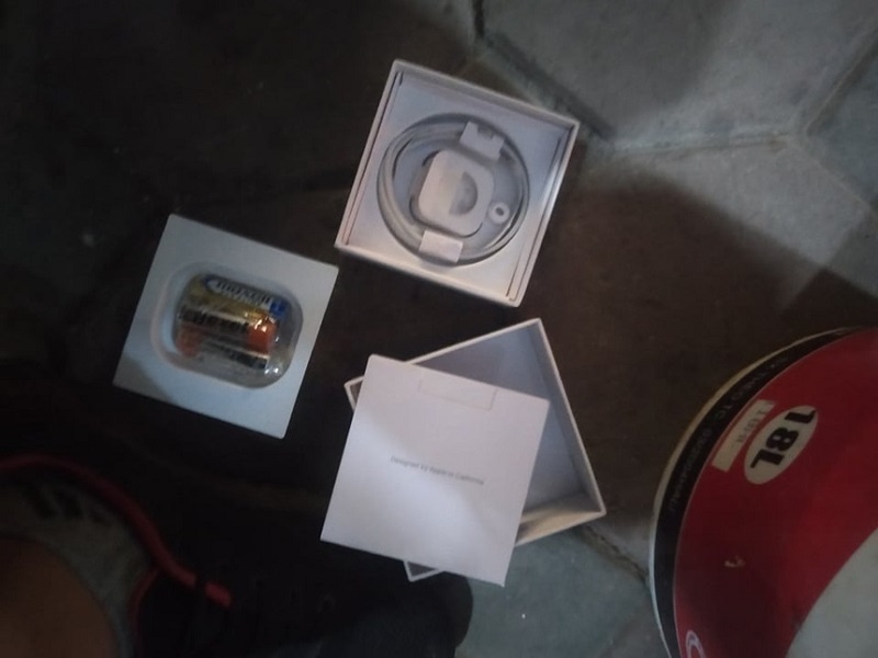 Hình ảnh chiếc tai nghe mà C. nhận giao, bên trong chỉ có cáp sạc và 3 cục pin