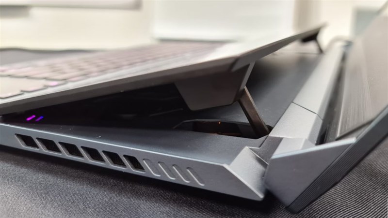 Bản lề giúp màn hình của Asus ROG Zephyrus Duo 15 