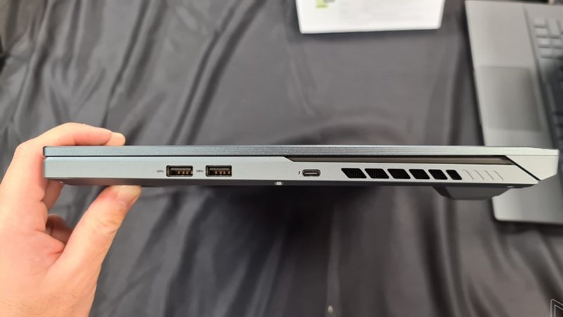 Cạnh phải của Asus ROG Zephyrus Duo 15