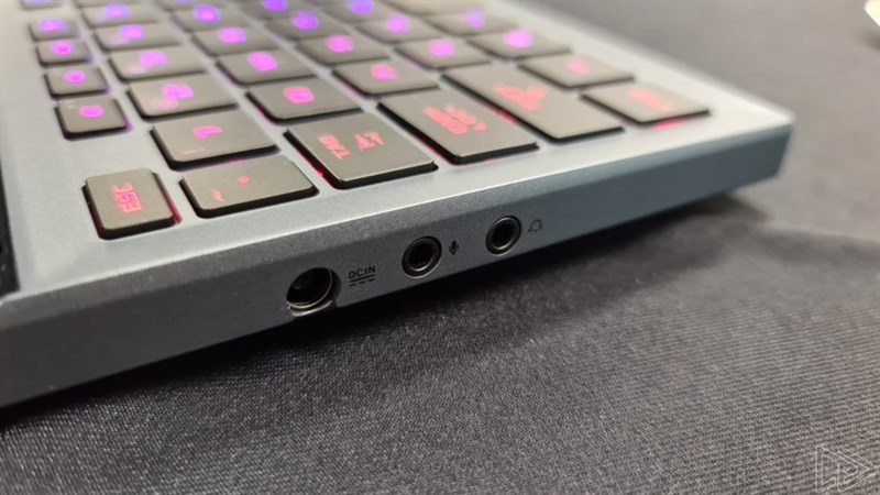Cạnh trái của Asus ROG Zephyrus Duo 15