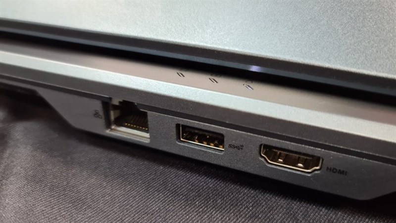 Cạnh phải của Asus ROG Zephyrus Duo 15