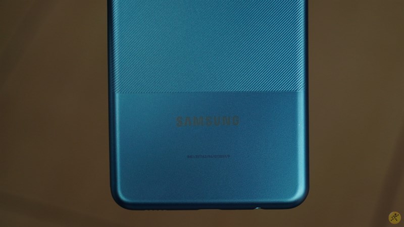 Phần dưới mặt lưng của Samsung Galaxy A12