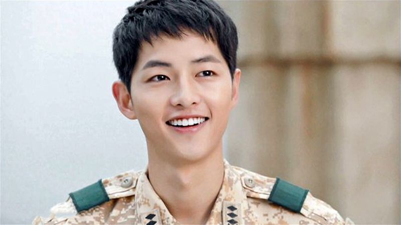 Với kiểu tóc Hậu duệ mặt trời Song Joong Ki trẻ trung như trai tân