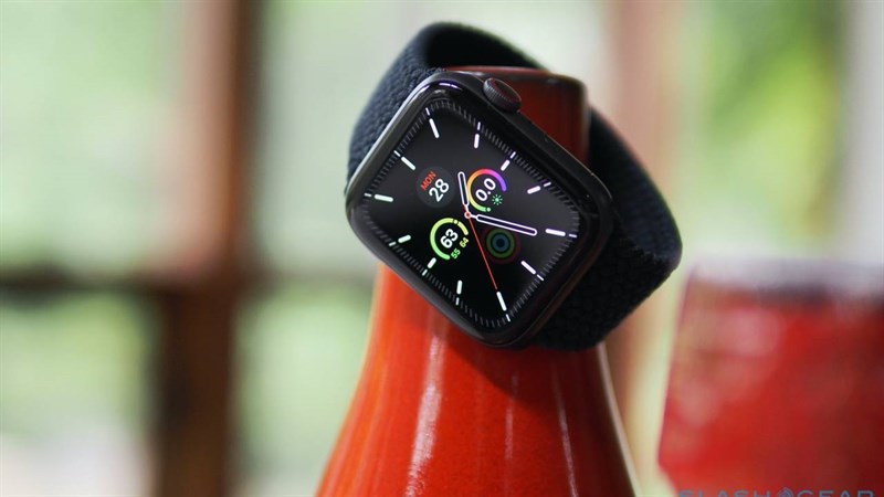 Apple Watch SE có thiết kế không thay đổi so với các đời trước.