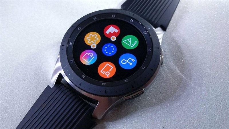 Samsung Galaxy Watch 3 có thiết kế thời trang và thoải mái giúp bạn dễ dàng đeo sản phẩm cả ngày dài.